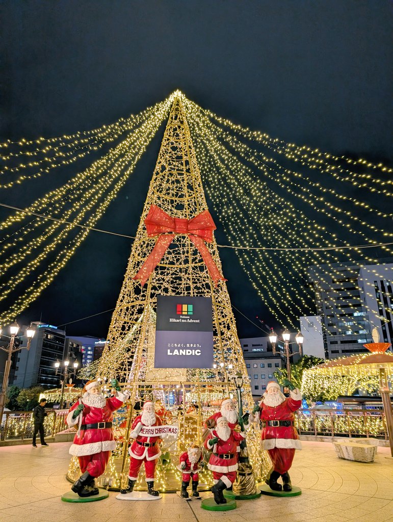 lemon_chamako's tweet photo. 仕事忙しすぎて疲れ切ってたけど、気分転換にクリスマスマーケット楽しかった☺️
カップは可愛いけど、ホットチョコレートは甘すぎて飲み切るの大変だった😵🍫
とりあえず仕事は今週乗り切れば一段落だからがんばろー！！ https://t.co/MyeVOLaPCg