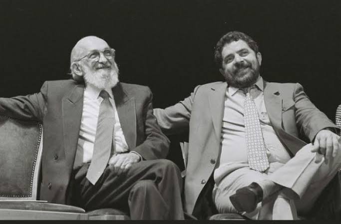 IMPORTANTE! 🚨 Lula se torna brasileiro com mais títulos doutor honoris causa da história! 📚✊🇧🇷

Presidente superou o educador e filósofo Paulo Freire ao receber na última semana sua 42ª honraria em uma universidade de Moçambique.

Viva Lula! Viva Paulo Freire! ❤️🎉