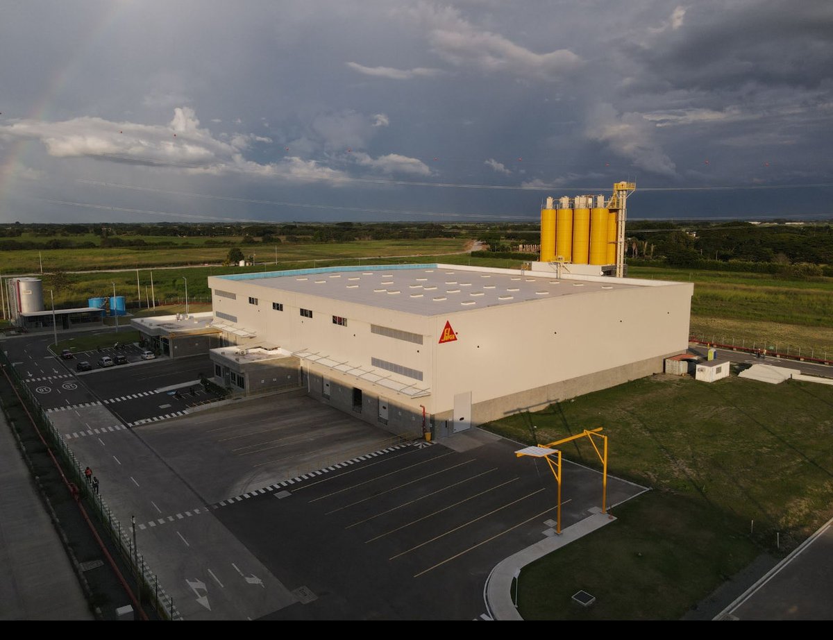 MabelLaraNews's tweet photo. Ha hecho carrera la idea de que las empresas se están yendo de nuestra ciudad-región. 
Pero hoy celebramos la inauguración de la nueva planta de Sika en Colombia, una muestra concreta de que la inversión sigue llegando. 
Solo este año, Cali ha recibido 24 proyectos de inversión por más de 150 millones de dólares, que han generado más de 4.000 empleos. Una señal clara de confianza y crecimiento para nuestra ciudad. #HablaBiendeCali