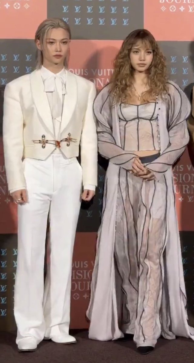 THIS PIC IS CRAZY. FELIX AND LISA 👍🏻