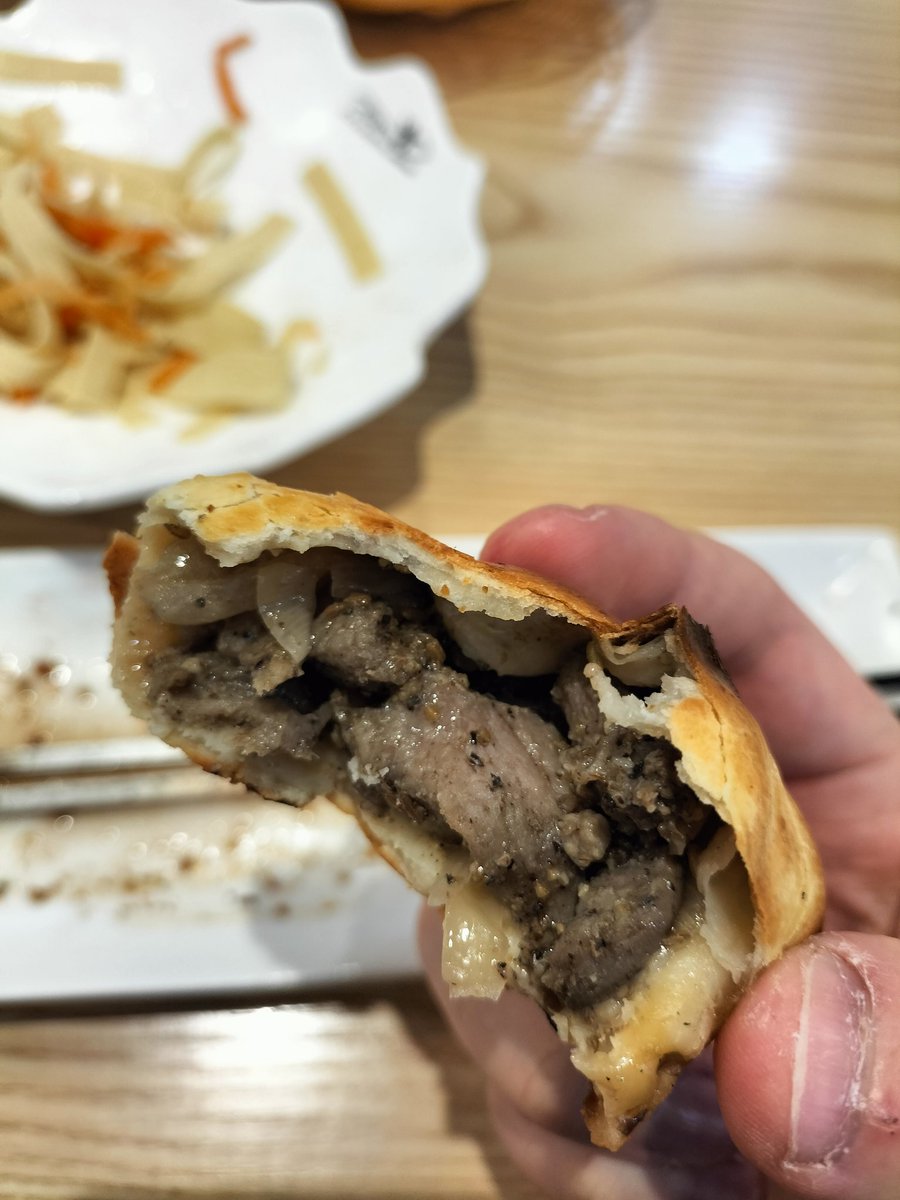 PQalli's tweet photo. @xiv_kairiRP サムサ(肉と玉ねぎ詰めたやつ)とか、新疆醤油焼きうどんとかラム水餃子とか、やっぱラムの串とか！羊のハツ串とかもあっていい感じでした！
たっぷり量あるけど持ち帰りできるのもよい……
店主？のおばさまも気さくでスープ足してくれたりサービスめちゃよかった！
お店の詳細DMしますね！ https://t.co/wocOuiHmnN