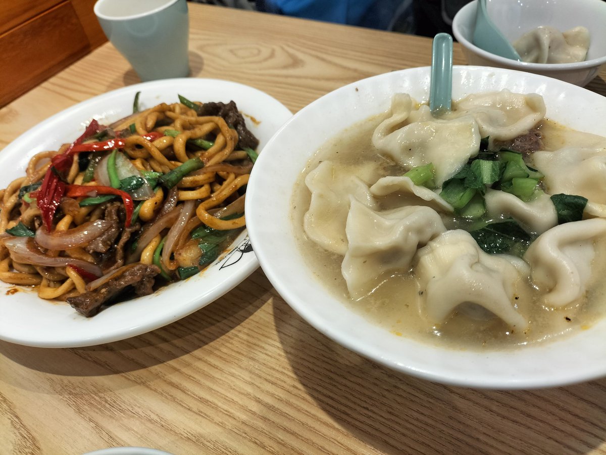PQalli's tweet photo. @xiv_kairiRP サムサ(肉と玉ねぎ詰めたやつ)とか、新疆醤油焼きうどんとかラム水餃子とか、やっぱラムの串とか！羊のハツ串とかもあっていい感じでした！
たっぷり量あるけど持ち帰りできるのもよい……
店主？のおばさまも気さくでスープ足してくれたりサービスめちゃよかった！
お店の詳細DMしますね！ https://t.co/wocOuiHmnN