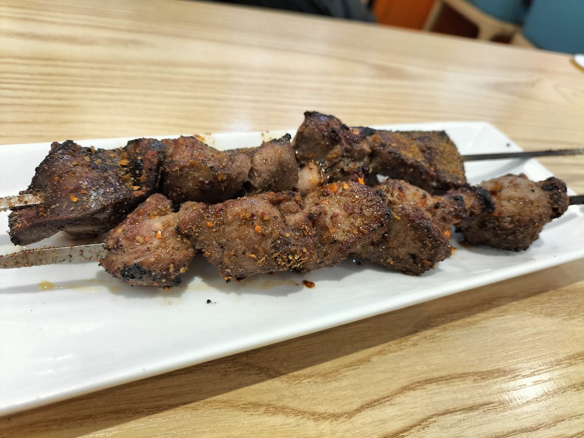 PQalli's tweet photo. @xiv_kairiRP サムサ(肉と玉ねぎ詰めたやつ)とか、新疆醤油焼きうどんとかラム水餃子とか、やっぱラムの串とか！羊のハツ串とかもあっていい感じでした！
たっぷり量あるけど持ち帰りできるのもよい……
店主？のおばさまも気さくでスープ足してくれたりサービスめちゃよかった！
お店の詳細DMしますね！ https://t.co/wocOuiHmnN