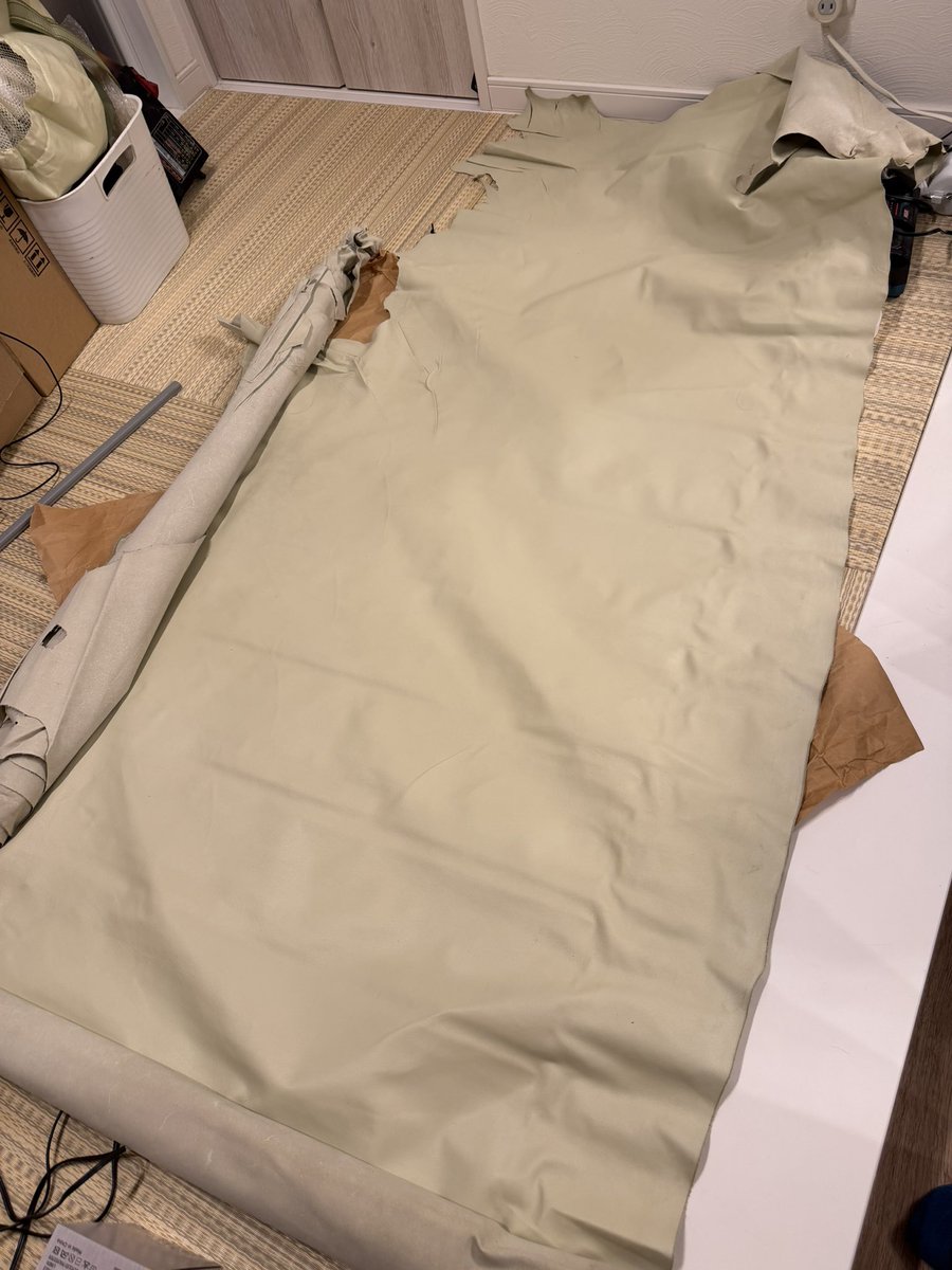 このいただき物の革、汚れは拭いたら取れました。
衣料用の革で薄い。
うーん、何にしよう×2巻