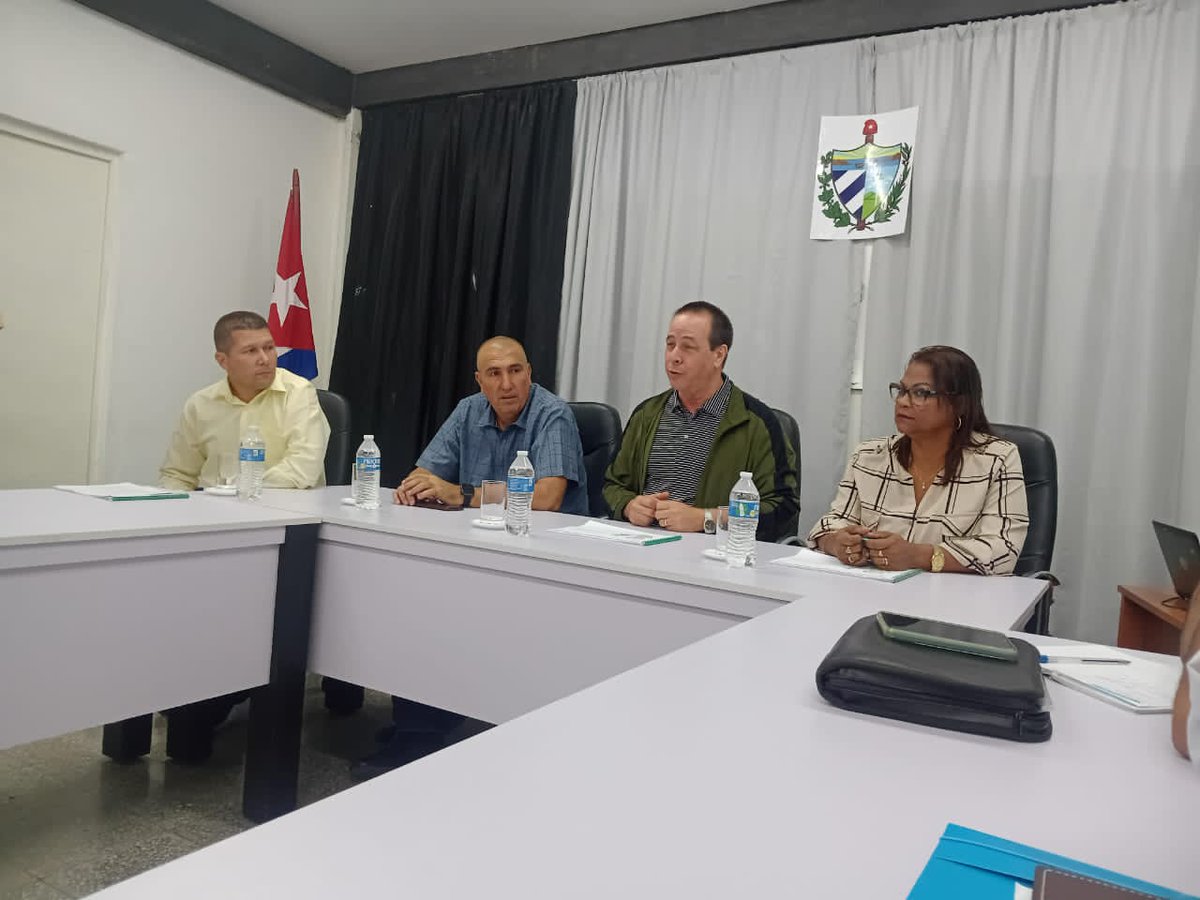 LorenzoOsbel's tweet photo. En su visita a la provincia de #LasTunas, el Ministro de Salud Pública José Ángel Portal Miranda, felicitó a los trabajadores del sector en el día de la Medicina Latinoamericana #SíSePuede #PorUn26EnEl26 #PorLasTunasLaVictoria https://t.co/7c7FwEjYae