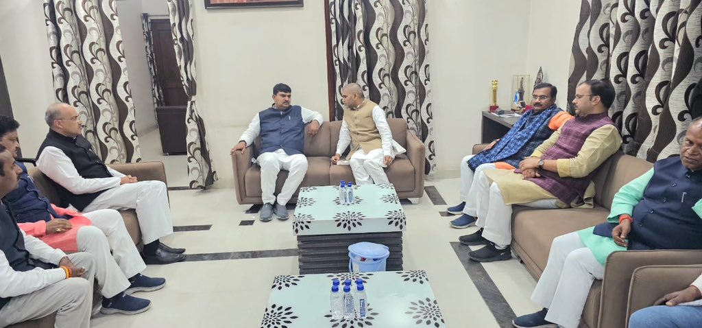 idharampalsingh's tweet image. वाराणसी के पूर्व मेयर श्री कौशलेंद्र पटेल जी के पुज्य पिताजी के देहांत की सूचना मिली आज उनके आवास पर पुष्प अर्पित कर उनको श्रद्धांजलि दी।

ईश्वर दिवंगत आत्मा को अपने श्रीचरणों में स्थान दे।