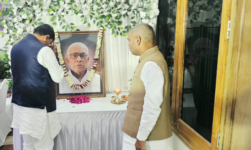 idharampalsingh's tweet image. वाराणसी के पूर्व मेयर श्री कौशलेंद्र पटेल जी के पुज्य पिताजी के देहांत की सूचना मिली आज उनके आवास पर पुष्प अर्पित कर उनको श्रद्धांजलि दी।

ईश्वर दिवंगत आत्मा को अपने श्रीचरणों में स्थान दे।