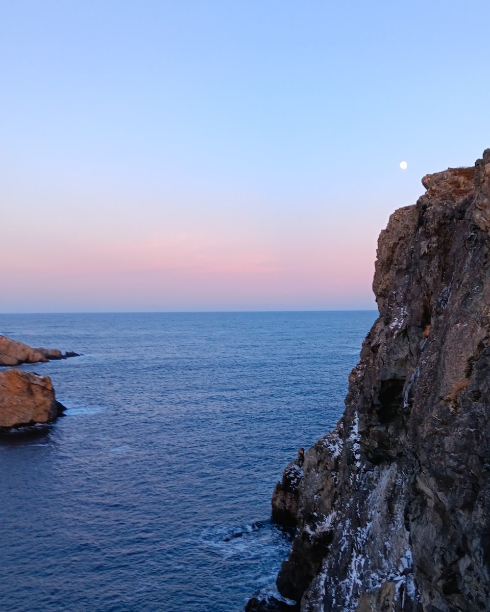 UnscriptedF's tweet image. As the season settles in, we’re leaning into the calm, the colour, and the quiet inspiration that comes with it.

Stay tuned, December has just begun. ✨🌊

#UnscriptedFestival #Twillingate