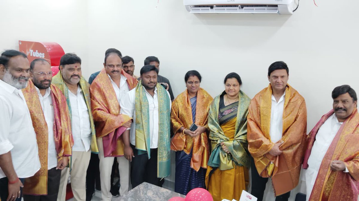MarriRajasekar's tweet photo. కాప్రా సాకేత్ శ్రీయం టవర్స్ వద్ద కొత్తగా ప్రారంభమైన “#RAAHA టైర్స్ షోరూమ్” విజయంగా అభివృద్ధి చెందాలని ఆకాంక్షిస్తున్నాను.

ఈ సందర్భంగా స్థానిక కార్పొరేటర్ శ్రీమతి సింగిరెడ్డి శిరీష సోమశేఖర్ రెడ్డిగారితో కలిసి ప్రారంభోత్సవంలో పాల్గొనడం ఆనందంగా ఉంది.

నిర్వాహకుడు సచిన్ రెడ్డి గారు మరియు వారి కుటుంబ సభ్యులకు అభినందనలు. ప్రాంతీయ అభివృద్ధికి తోడ్పడే ప్రతి ప్రయత్నానికి మా పూర్తి సహకారం ఉంటుంది.