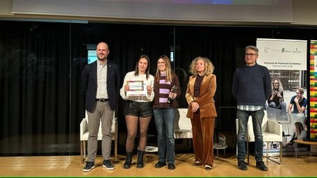 Menció especial a la sensibilitat social
🔹 🏆 ARRELS VIVES
🔹 🏫 <a href="/SalleMollerussa/">La Salle Mollerussa</a> 
Projecte centrat en la conscienciació social, els valors i el compromís comunitari.
#PremisTalentLleida 
@diputaciolleida <a href="/paerialleida/">Ajuntament de Lleida</a>