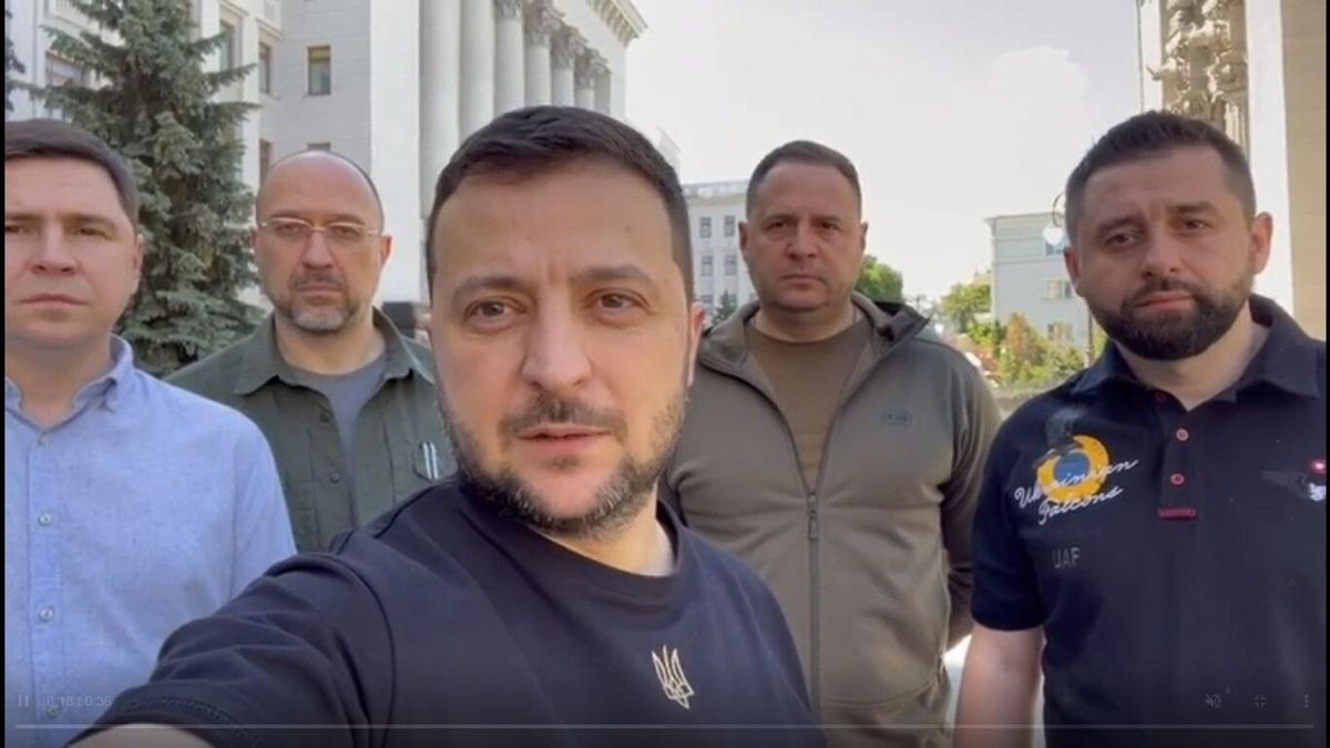 StarshinaZapasa's tweet image. Серый Кардинал повержен. И из всех подковерных углов на свет божий полезли пауки, дожирать труп когда-то всесильного и так ими ненавидимого начальника по скрепкам. 
Сенсационные разоблачения подвозят тележками. 

Первой - но это только первой, дальше будет больше - открыла…