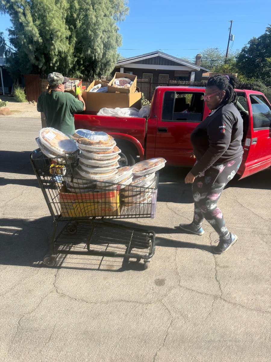 LightofAhmad's tweet photo. Alhamdulillah, our Humanity First Tucson Chapter volunteers distributed nearly 100 pies along with fresh produce and essentials across five churches, kiosks, and local camps. This is Islam in action - serving the poor and needy without distinction.

#Islam #Ahmadiyya #Tucson #Arizona #USA