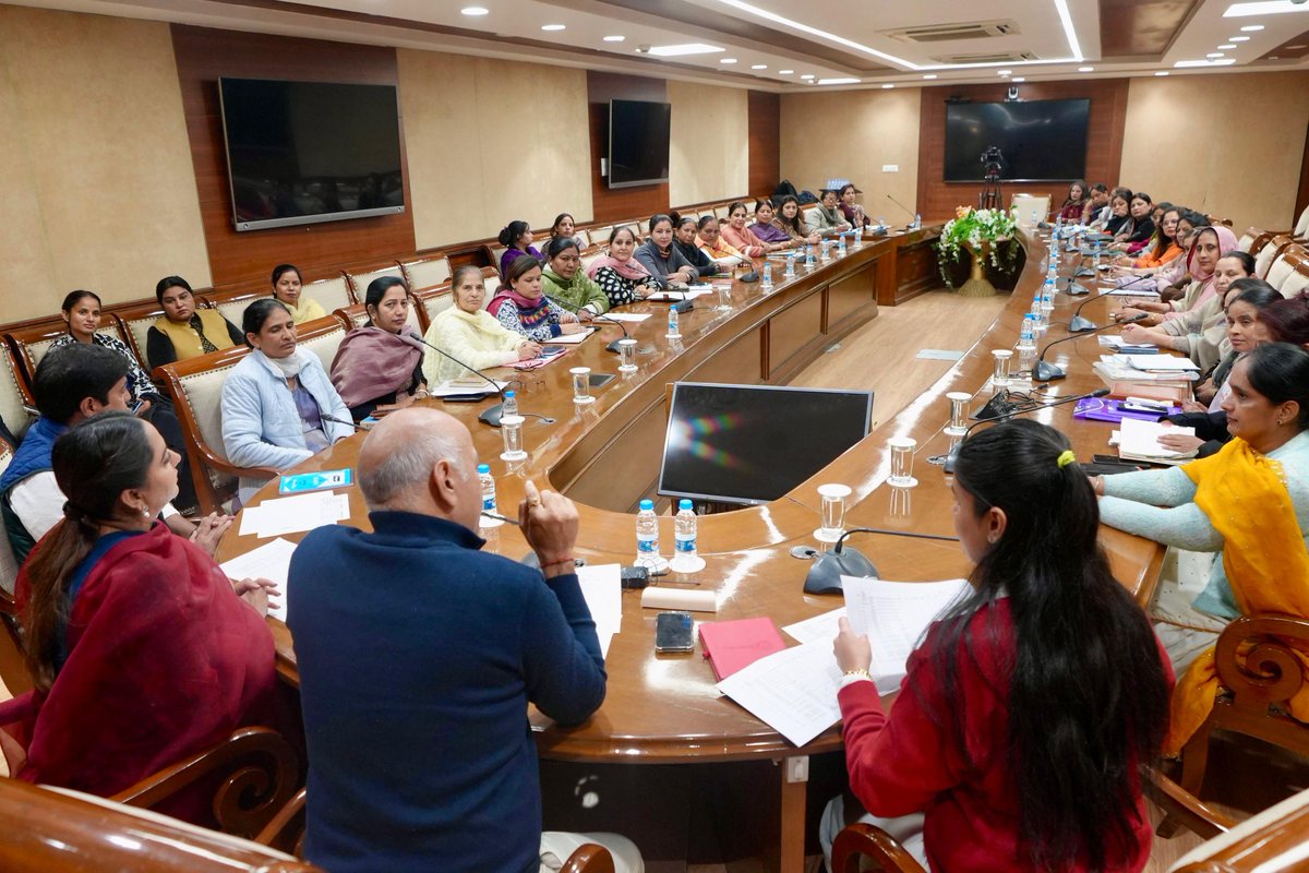 msisodia's tweet image. आज आम आदमी पार्टी के विभिन्न संगठनों के साथियों के साथ पंजाब के मुद्दों और सरकार के कामकाज पर विस्तृत चर्चा की। साथ ही संगठन को मज़बूत बनाने के लिए गाँव और वार्ड स्तर पर चल रहे काम की समीक्षा भी की।

किसान विंग, SC विंग, ट्रेड विंग और महिला विंग के साथ बैठकों में ज़मीनी काम,…