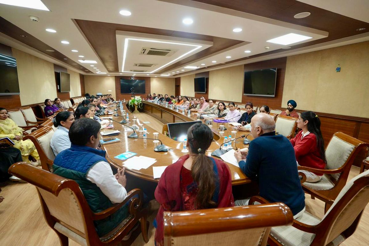 msisodia's tweet image. आज आम आदमी पार्टी के विभिन्न संगठनों के साथियों के साथ पंजाब के मुद्दों और सरकार के कामकाज पर विस्तृत चर्चा की। साथ ही संगठन को मज़बूत बनाने के लिए गाँव और वार्ड स्तर पर चल रहे काम की समीक्षा भी की।

किसान विंग, SC विंग, ट्रेड विंग और महिला विंग के साथ बैठकों में ज़मीनी काम,…