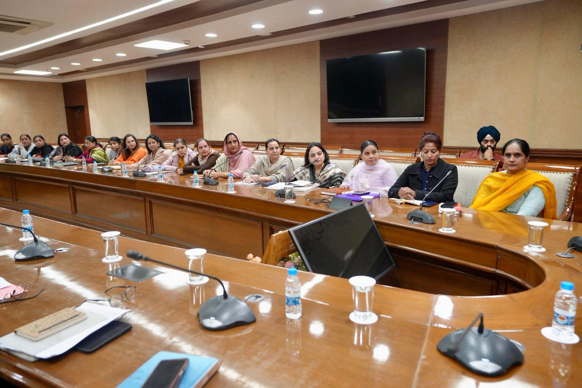 msisodia's tweet image. आज आम आदमी पार्टी के विभिन्न संगठनों के साथियों के साथ पंजाब के मुद्दों और सरकार के कामकाज पर विस्तृत चर्चा की। साथ ही संगठन को मज़बूत बनाने के लिए गाँव और वार्ड स्तर पर चल रहे काम की समीक्षा भी की।

किसान विंग, SC विंग, ट्रेड विंग और महिला विंग के साथ बैठकों में ज़मीनी काम,…