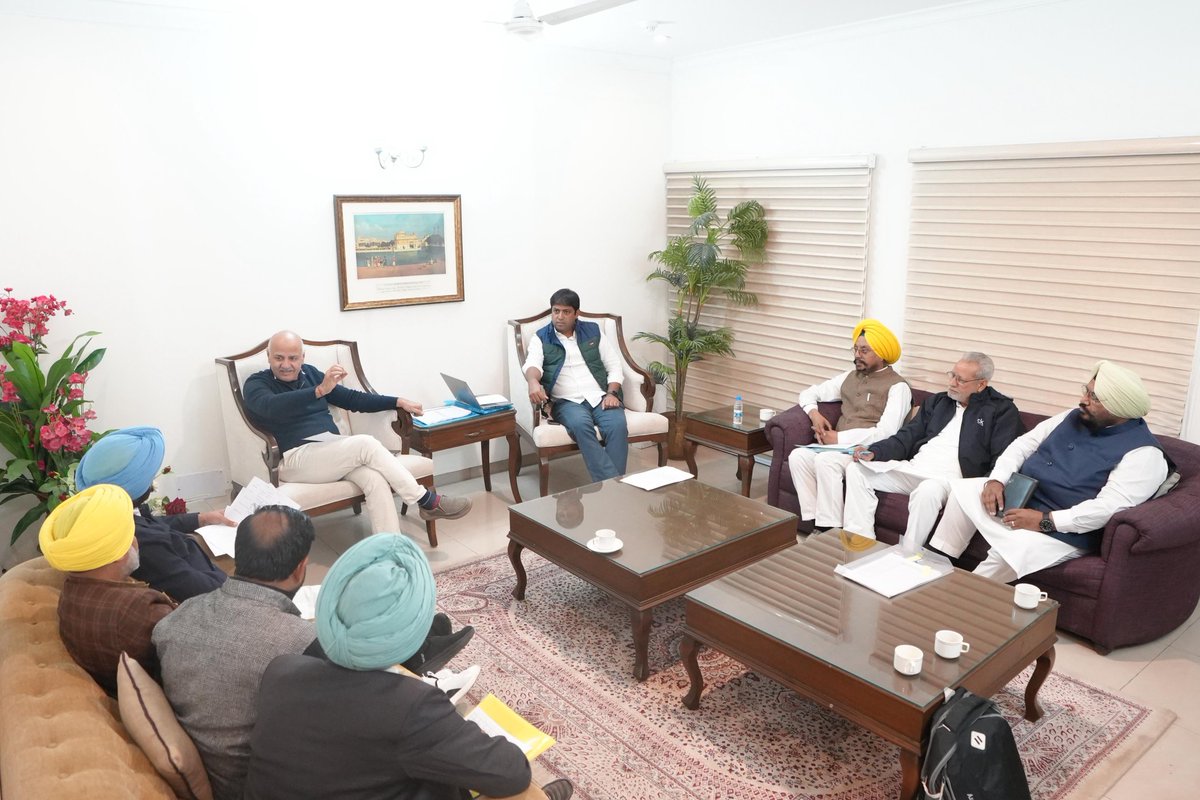 msisodia's tweet image. आज आम आदमी पार्टी के विभिन्न संगठनों के साथियों के साथ पंजाब के मुद्दों और सरकार के कामकाज पर विस्तृत चर्चा की। साथ ही संगठन को मज़बूत बनाने के लिए गाँव और वार्ड स्तर पर चल रहे काम की समीक्षा भी की।

किसान विंग, SC विंग, ट्रेड विंग और महिला विंग के साथ बैठकों में ज़मीनी काम,…