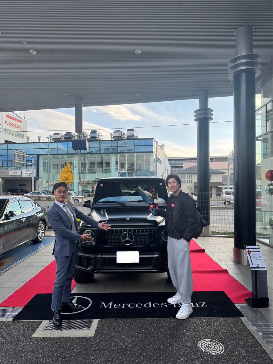 蓋を開けば、今年2台目のGクラス😻
本日のお品書きは、
メルセデス　G63
ナイトブラックマグノ
内外装共にカーボンパッケージ📦
レザーは、エスプレッソブラウン✨
全て、僕のわがままを詰め込んだ
1からの、フルオーダーモデルのモンスター機🤩
大人のおもちゃ🧸

＃メルセデスベンツ
＃Gクラス
＃G63