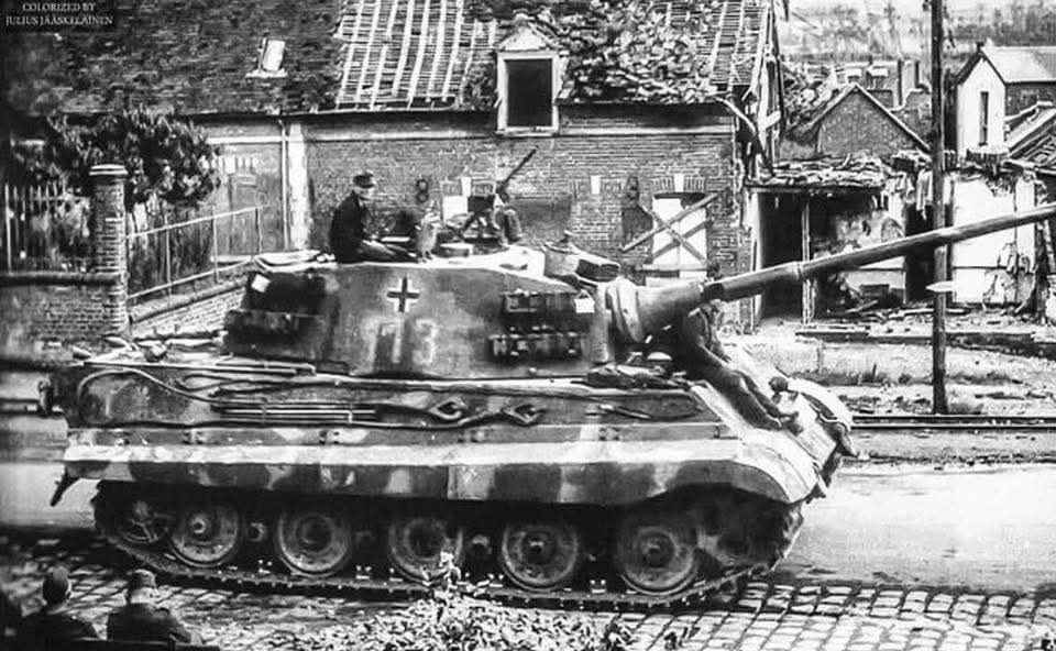 TRUFAULT's tweet photo. Esta es la versión de la foto sin #colorear.
🇩🇪
#TigerII #KingTiger #War #TigreReal #WW2 #WWII https://t.co/HbKhvydcMr
