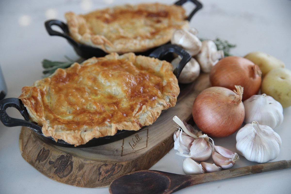 Cast Iron Turkey Pot Pie 🥘✨ Comfort food, elevated.
Golden, flaky pastry capped over rich turkey, roasted vegetables, and a velvety herb-infused gravy—all baked to perfection in a cast iron skillet. This is the kind of hearty, honest cooking that brings everyone back to the
