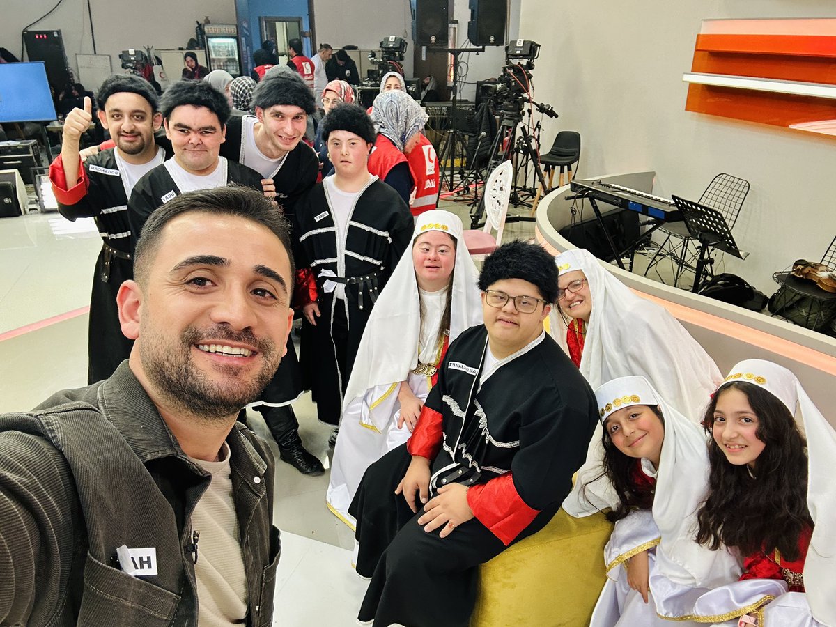 onalhasann's tweet photo. TRT 1 Ekranlarında #AlişanileHayataGülümse programının canlı yayın konuğuydum. Bizi biz yapan şey kolumuz, bacağımız değil bizi biz yapan şey kalbimizdir. Böylelikle Harika bir programı daha geride bıraktık emeği geçen tüm herkese teşekkür ediyor sevgi ve saygılarımı sunuyorum.💙 https://t.co/wDICEPYYIs