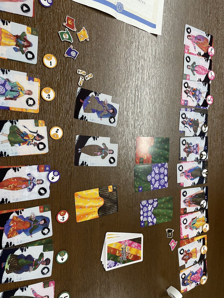 韓服ランウェイ。2人用マジョリティゲーム。手番で一部透明なスタイルカードと生地カードを2枚取り、組み合わせてセットを作る。完成するとスタイルカードの効果と対応する生地トークンを得る。6種類の生地毎に強さを比べ勝った方が勝利点獲得。合計点が高い方が勝ち。コンポーネントが良い！