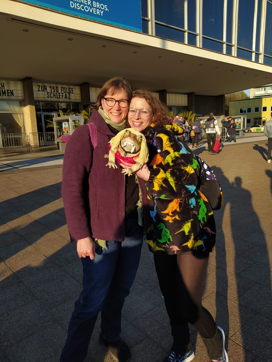 Larissa_W2312's tweet image. Im heutigen #SchleFaZventskalender möchte ich schöne Erinnerungen mit euch teilen, von den zwei großartigen #SchleFaZ Events an denen ich teilnehmen konnte (Berlin '23 &amp;amp; Bremen '24).
Ich bin unendlich dankbar für die tollen Menschen und Freundschaften in dieser Community❤️