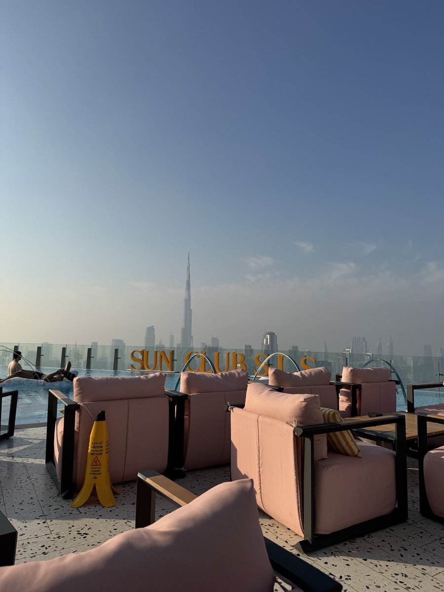 迪拜的魔幻周，会议越来越多，叙事越来越抽象，Bitget都开始讲浪漫叙事了
在迪拜的伙伴约起来一起喝杯咖啡，不聊行情，不接吻
#Dubai #BNB