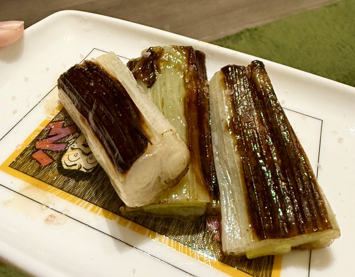 この間の岩津ネギさん。

シンプルに塩が美味しい！！
あま〜い、無限に食べられる...

岩津ネギ食べながら #FNS歌謡祭
見てる人私だけじゃないはず(笑)