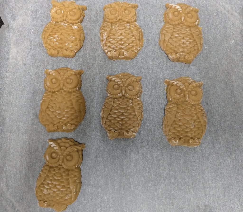 以外と難しいし少ししか作れないし、型から剥がす時痩せるし！びよーんって(T_T)
触覚あるからミミズクかと思いましたが、ふくろうらしいです。シマフクロウかな。
コタンコㇿカムイ🦉
の、スペキュロス。