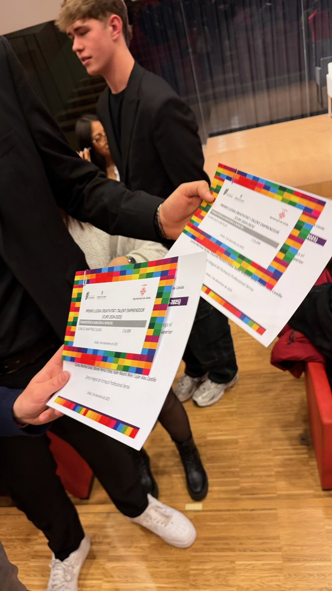 📸 Foto de família dels #PremisLleidaTalent 2025!
Tanquem una edició plena d’emocions, talent i futur 🌟
Gràcies a tots els participants, centres, organització i col·laboradors 🙌
Fins l’any vinent! 🚀💛
<a href="/paerialleida/">Ajuntament de Lleida</a> <a href="/Promo_Economica/">Patronat de Promoció Econòmica Diputació de Lleida</a> <a href="/DiputacioLleida/">Diputació de Lleida</a> <a href="/educaciocat/">Educació</a>