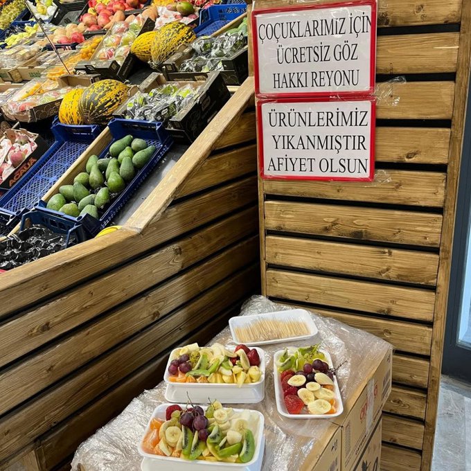 Adana’da bir market: "Çocuklarımız için ücretsiz göz hakkı reyonu."