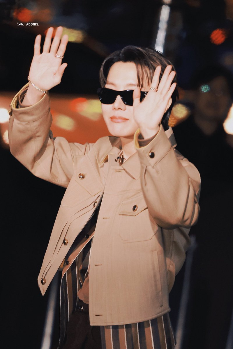 Adonis_Hoseok's tweet photo. 251203 Louis Vuitton Visionary Journey 

#제이홉 #JHOPE #정호석 
#BTS #방탄소년단 
#jhopexLouisVuitton
@BTS_twt https://t.co/mzj4Dt2da2