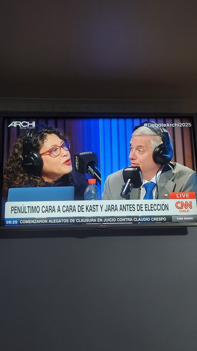 #DebateARCHI2025 porque mierda #josekast no contesta las preguntas que le hacen?!!! Por favor que la gente vote informada y  responsablemente. Este tipo no tiene idea de lo podría llegar hacer en un posible gobierno. #novoteKast #kastnocontesta
