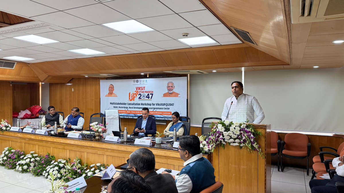 smcgup's tweet photo. नमामि गंगे एवं ग्रामीण जलापूर्ति विभाग, पंचायती राज विभाग और ग्राम्य विकास विभाग की संयुक्त तत्वाधान में “विकसित उत्तर प्रदेश 2047: मल्टीस्टेकहोल्डर कंसल्टेशन वर्कशॉप” आयोजित की गई जिसमे श्री अखंड प्रताप सिंह (आईएएस), C.E.O. UPRRDA (उत्तर प्रदेश ग्रामीण सड़क विकास एजेंसी) द्वारा ‘प्रधानमंत्री ग्राम सड़क योजना (PMGSY)’ के अंतर्गत विकसित उत्तर प्रदेश, समर्थ उत्तर प्रदेश 2047 तक होने वाले कार्यों की विस्तृत रूपरेखा प्रस्तुत की गई । उन्होंने ग्रामीण संपर्क मार्गों के निर्माण, गुणवत्ता मानकों, मौजूदा प्रगति, नवाचारों, मेंटेनेंस मॉडल और भविष्य की प्राथमिकताओं पर महत्वपूर्ण जानकारी साझा की। उनकी प्रस्तुति में ग्रामीण क्षेत्रों में सड़क पहुंच बढ़ाने, आर्थिक गतिविधियों को गति देने और सामाजिक विकास को सुदृढ़ करने में #PMGSY की महत्वपूर्ण भूमिका पर विशेष जोर दिया गया।

#NamamiGange #UPCM #ViksitUP2047 #UttarPradesh #PMGSY #UPRRD 

@DoWRRDGR_MoJS @CRPaatil @cleanganganmcg @UPGovt @CMOfficeUP @myogiadityanath @myogioffice @swatantrabjp @uppanchayatiraj @UpRuralDev @InfoDeptUP @MyGov_UP