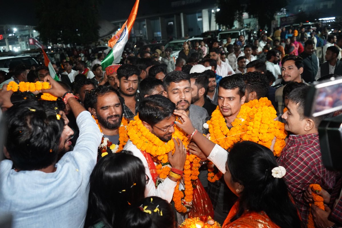 BJYMForCG's tweet photo. सरदार@150 यूनिटी मार्च (नर्मदा प्रवाह) में शामिल हुए भारतीय जनता युवा मोर्चा छत्तीसगढ़ के प्���देश अध्यक्ष श्री @RahulTikariha जी सहित 75 प्रतिनिधिमंडल के वापस लौटने के दौरान ��ुम्हारी एवं रायपुर रेलवे स्टेशन के पास युवा साथियों ने स्वागत अभिनंदन किया। https://t.co/D4ZueYaJVP
