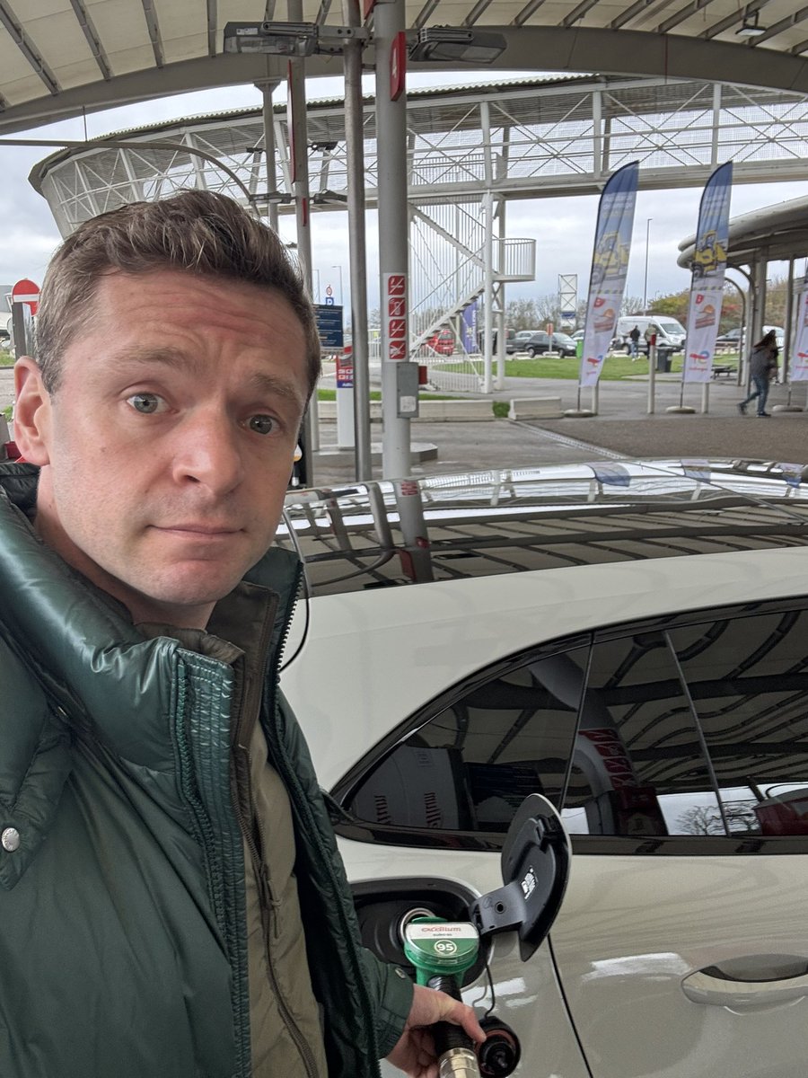 €1,64 per liter benzine. Langs de snelweg. In België. En nee, ik ben niet eens in Luxemburg gaan tanken als echte Hollander.

Maar het zegt alles over waar Nederland op dit moment staat: kapot bezuinigd, kapot belast en kapot geregeld.

Ik ben onderweg naar Spanje om daar een