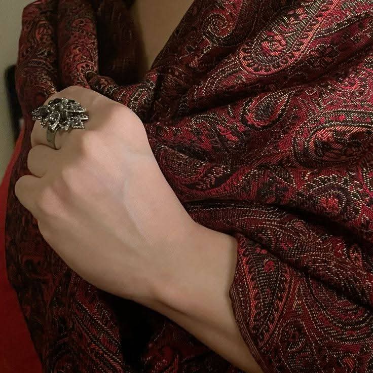 Bluesap26's tweet image. in the era of expensive gifts, buy your girl a pashmina shawl ♥️