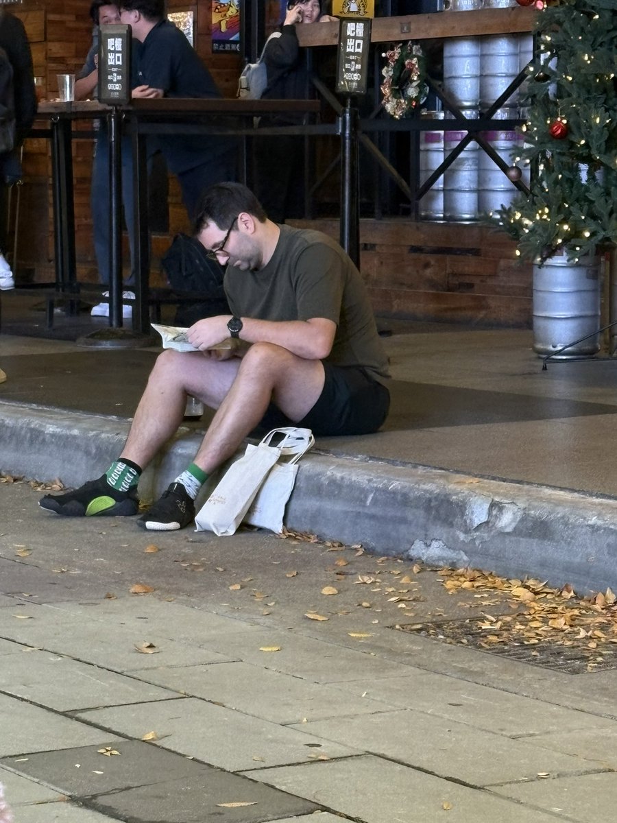 Dünyanın bir ucunda Kadıköylü buldum. Alkollü ortamda kitap okuyup kahve içiyor tamam sensin kral sensin aq