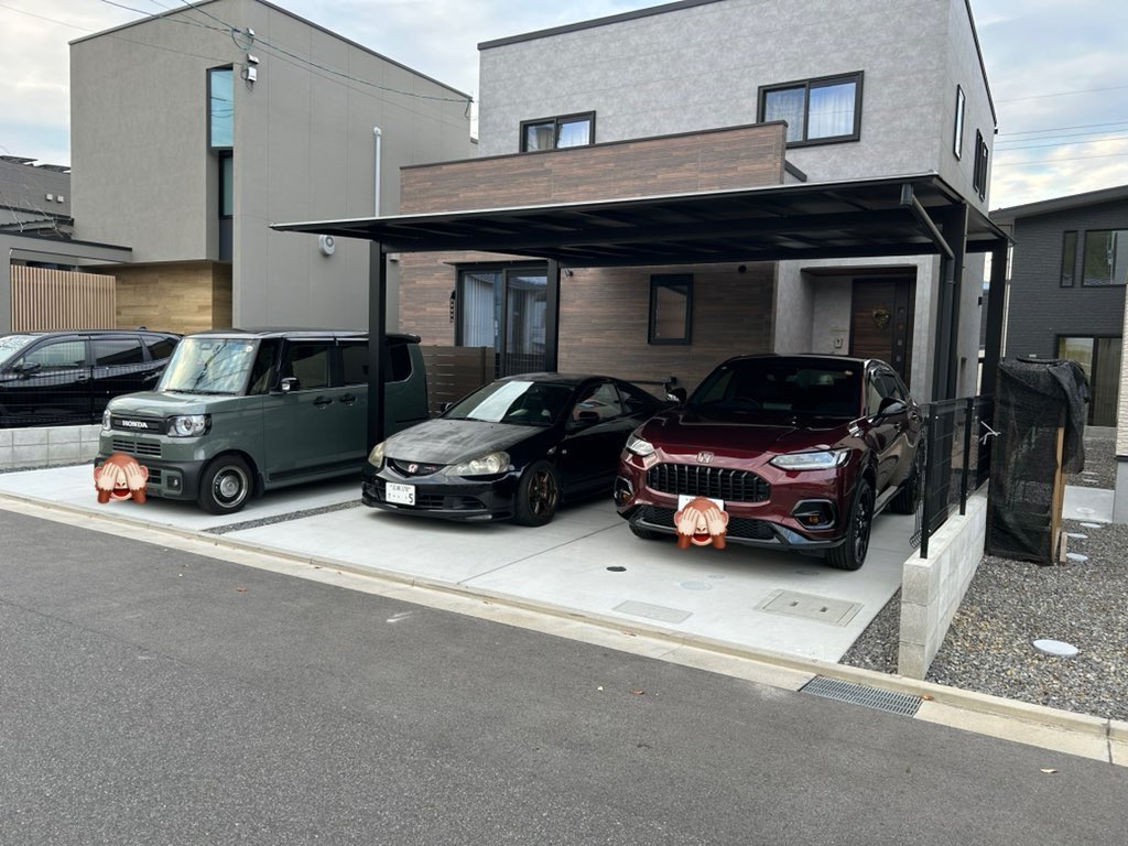 dc5fukasan's tweet photo. 誰だよ我が家の前によく車停めてるとか苦情入れて警察来させたやつ😇
普段この状態で停めて、はみ出ることもない。
しかもしょっちゅうとか言ってたらしいけど、引っ越して間もないぞ？笑
適当言わないでもろて✋
そういう問題が嫌いだから4台分駐車場作ったんだぞ♡ https://t.co/qIdpYP7lW7