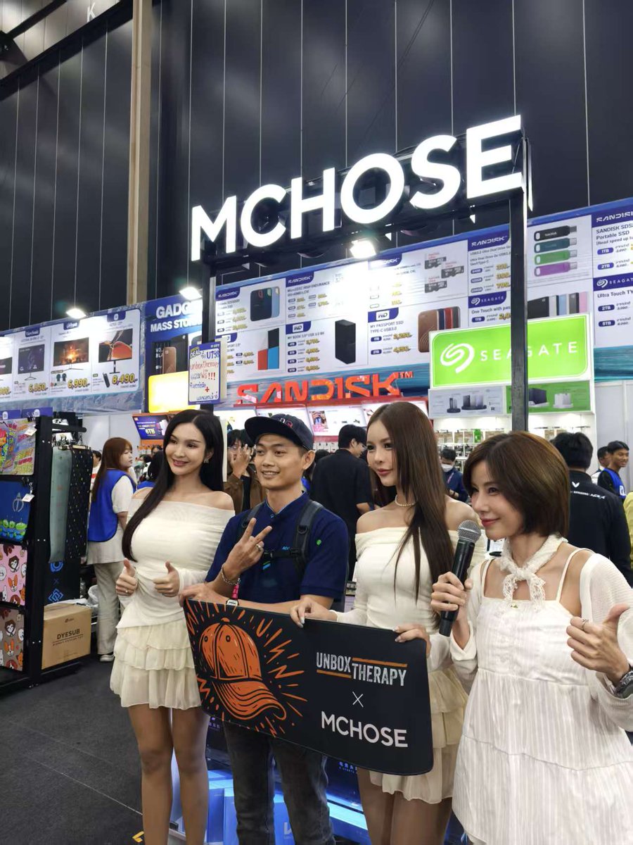 Mchose_official's tweet photo. What a day at COMMART UNBOX Thailand! ✨
We were thrilled to see so many gamers and creators stop by to try our products. 🎧🖱️⌨️💫
Huge thanks to everyone who tested our gear and shared your feedback, and to IT CITY for hosting such an awesome space. 🙌💙
#MCHOSE #COMMARTUNBOX https://t.co/1GmuZn3SHx