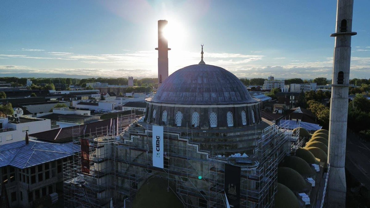 CokYasaaa's tweet photo. La somme récoltée par la mosquée est montée à 20 000€. Meryem Maréchal mérite sa boîte de loukoum aux pétales de roses pour sa contribution. https://t.co/4ayrJKnH2q