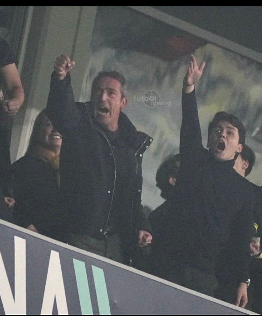 Ali Koç ve Aziz Yıldırım gruplaşmasında kim hangi tarafta olursa olsun, iki başkan da Fenerbahçe'ye gönül vermiş insanlar. Bu derbide birlik ve beraberlik için kimlerin hırs yapmadan destek olduğu görülmüş oldu. Fenerbahçe'ye bu görüntüler yakışır teşekkürler Ali Koç 💛💙