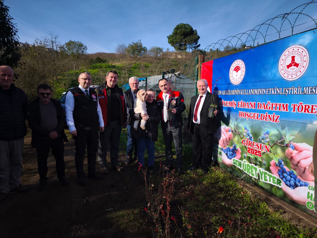 giresuntarim's tweet photo. 📍 Bulancak’ta Çiftçilere Sertifikalı 🫐Maviyemiş Fidanı Dağıtımı Gerçekleştirildi

👨‍🌾Bakanlığımız #TAKE Projesi kapsamında %70 devlet katkısı ve %30 çiftçi katkısı olmak üzere 13 üreticimize toplam 3.250 fidan dağıtıldı. 

Haberin detayı: 
🔗https://t.co/LXJWST05rp

@TCTarim https://t.co/4VIq3gMOq9