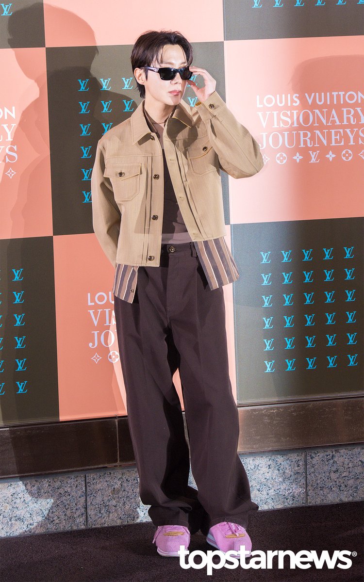TSN_PHOTO's tweet photo. 방탄소년단(BTS) 제이홉, ‘선글라스 멋남’ (루비 비통 포토월) [HD포토] #루이비통 #LouisVuitton #포토월 #프리뷰 #제이홉 #방탄소년단 #BTS https://t.co/PX3zuSwmmL <- Original Photo https://t.co/WuaJ6bzsRR
