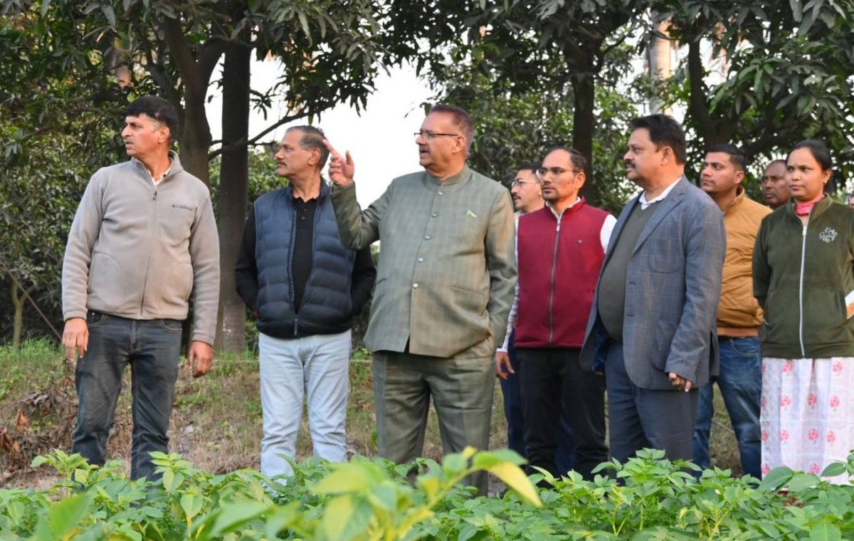 ganeshjoshibjp's tweet image. आज काशीपुर स्थित औद्यानिक परीक्षण केंद्र का निरीक्षण कर उन्नत कृषि तकनीकों का अवलोकन किया। अधिकारियों को निर्देश दिए कि आम, अमरूद, लीची और आलू बीज जैसी 30,000+ ग्राफ्टेड पौध से हो रहे अनुसंधान का लाभ प्रशिक्षण के माध्यम से सीधे किसानों तक पहुँचाया जाए।