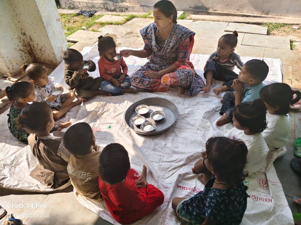 મહેમદાવાદ તાલુકામાં કુપોષણ સામે લડવા માટે ખેડા વહીવટીતંત્ર અને ​અમૂલની મદદથી ગ્રામજનોનું દૂધ દાન એકત્ર કરી, આંગણવાડી મારફતે જરૂરિયાતમંદ બાળકો સુધી પહોંચાડવાનું અભિયાન ચાલુ છે.આ પ્રેમ અને લાગણીનો નિરંતર પ્રવાહ 'કુપોષણમુક્ત ખેડા'નું નિર્માણ કરશે.
#ગામનોનિર્ધારસહકારથીસાકાર