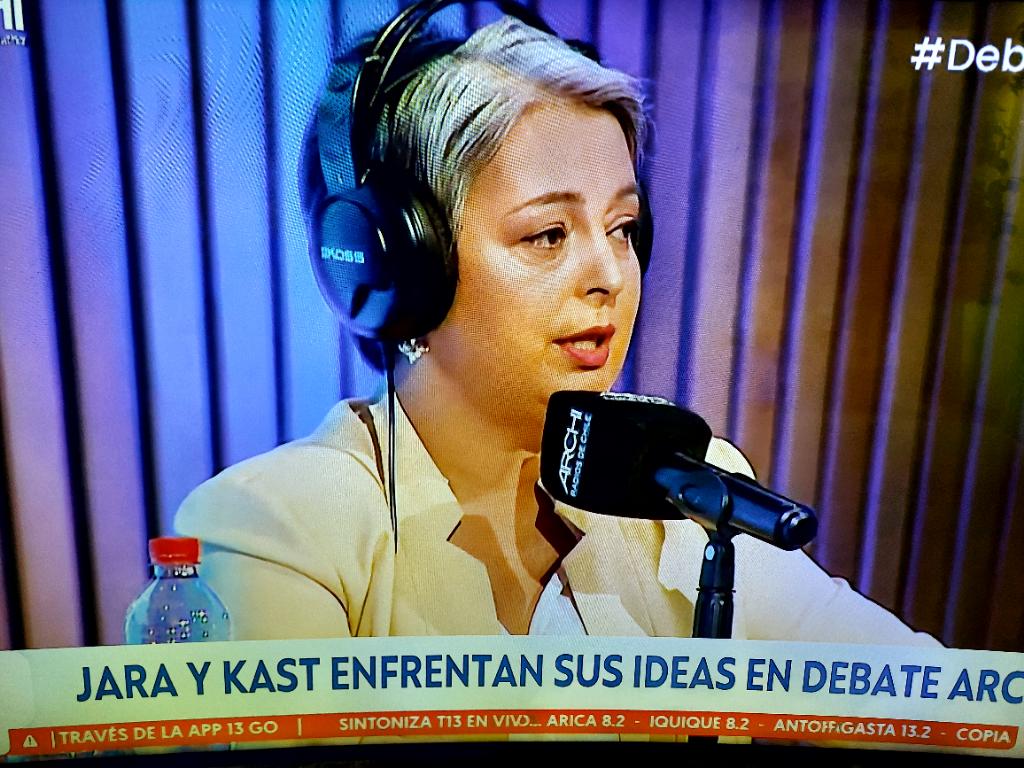 La Comunista es Rota, le gusta mingunear a las personas. Eso del Chavo del 8....una ordinariez, si hubiera sido al revés, estarían marchando las Femiguatonas. 
Es Re Simple NO MAS COMUNISTAS EN CHILE. 
NECESITAMOS EFICIENCIA.