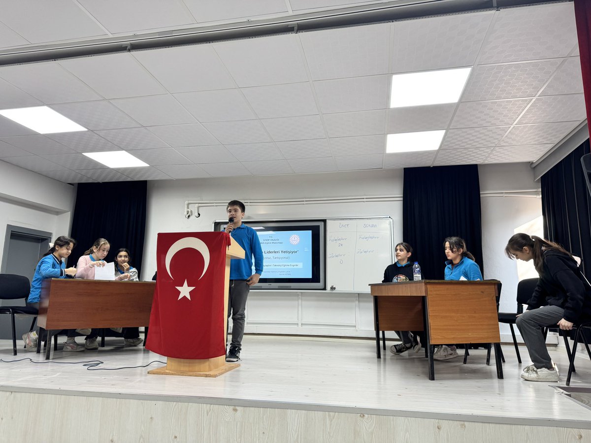 📘 Sinop Valiliği koordinasyonunda yürütülen “Geleceğin Liderleri Yetişiyor” Projesi kapsamında ilçemizde ‘Çatışmıyoruz, Tartışıyoruz’ sloganıyla münazara etkinliği gerçekleştirildi. 
Öğrencilerimizin düşünme, sorgulama, iletişim ve özgüven becerilerini geliştirmeyi amaçlayan