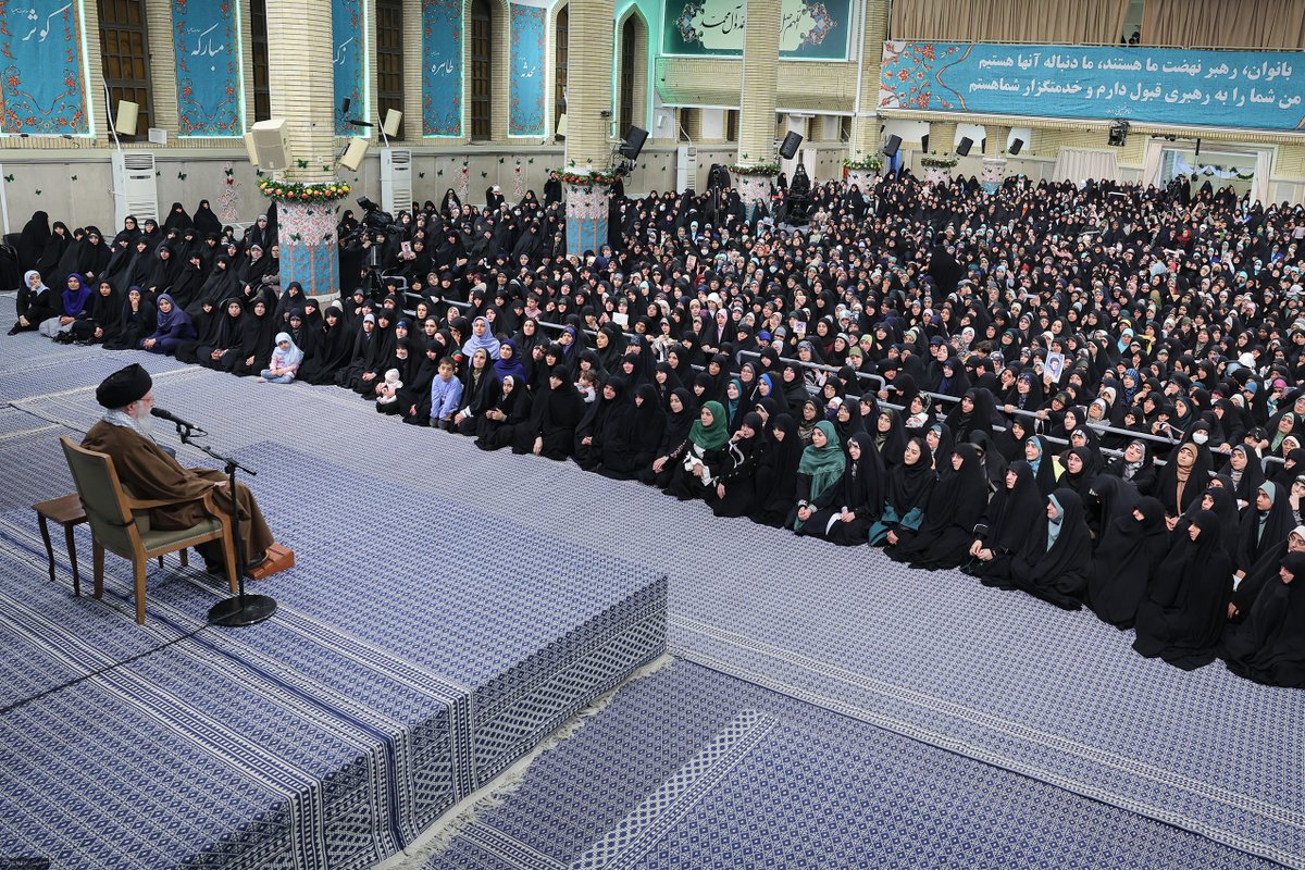 de_Khamenei's tweet image. Frauen können laut den Lehren des Islams in allen Bereichen aktiv sein – sei es im sozialen Engagement, im Berufsleben, in der Politik oder in den meisten Regierungsämtern.

#Khamenei #Iran #Frauen