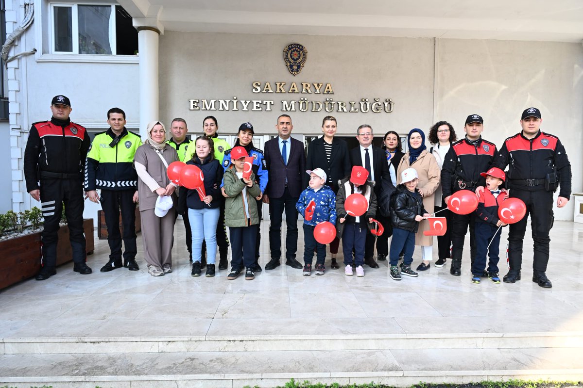 3 Aralık Dünya Engelliler günü dolayısıyla Bahçelievler Gazi İlkokulu yöneticileri ve özel eğitim sınıfı öğrencileri İl Emniyet Müdürümüz Sayın Mehmet Ömür SAKA'yı ziyaret etmişlerdir. Kendilerine çeşitli hediyeler takdim edilmiştir.
"Engelleri Birlikte Aşıyoruz"